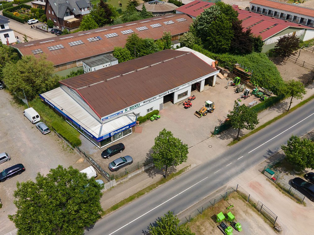 Unternehmen für Land- und Baumaschinen Service Luftaufnahme des Unternehmens Berg Land- und Baumaschinen Service